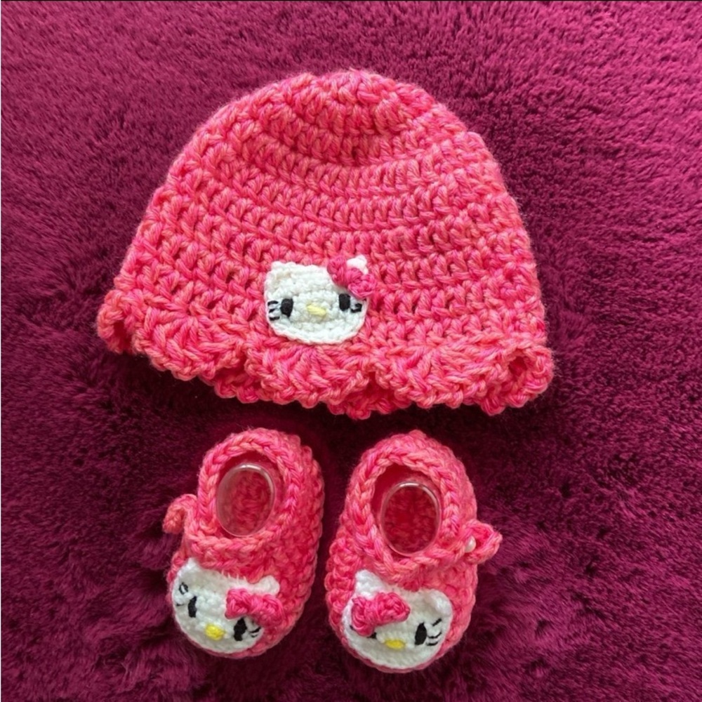 Adorable! Hello kitty, pearl button crochet baby booties and hat